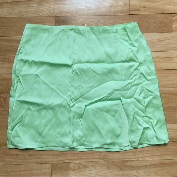 Aritzia Dresses & Skirts - ✨NWOT Sunday Best Satin Mini Skirt✨